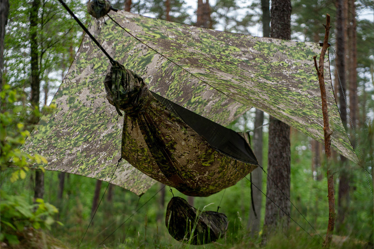 LESOVIK DRAKA FARBA F2.1 Hängematte im Wald mit optionalem Outdoor-Zubehör