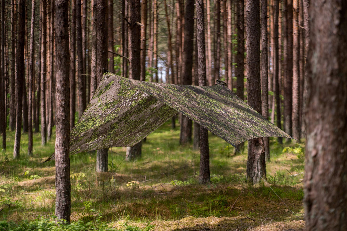 LESOVIK HEKSA FARBA F2.1 Hängematten-Tarp aufgebaut im Wald