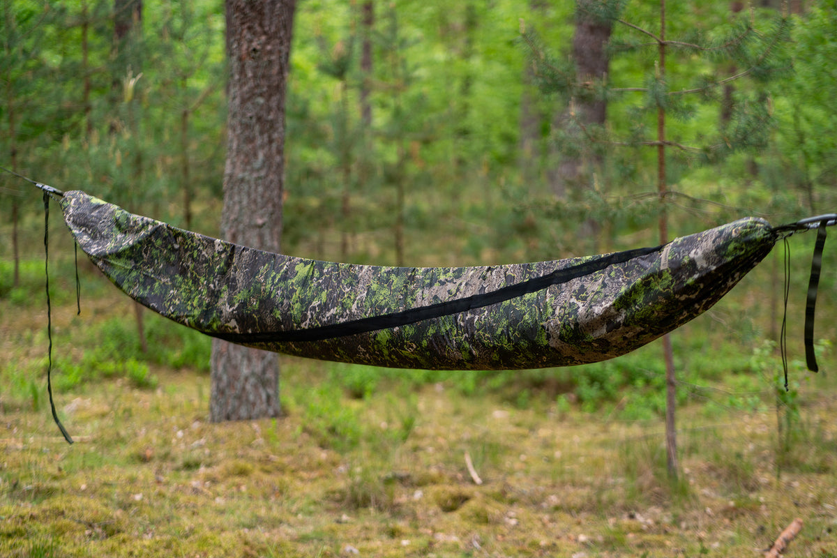 LESOVIK LARVA FARBA F2.1 mit verpackter Hängematte aufgebaut im Wald