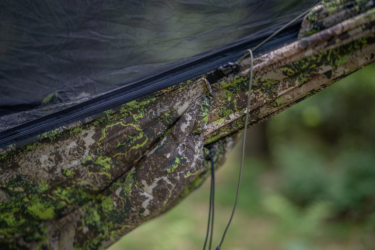 Detailansicht des LESOVIK OTUL Light Underquilts im FARBA F2.1 Terskog Tarnmuster