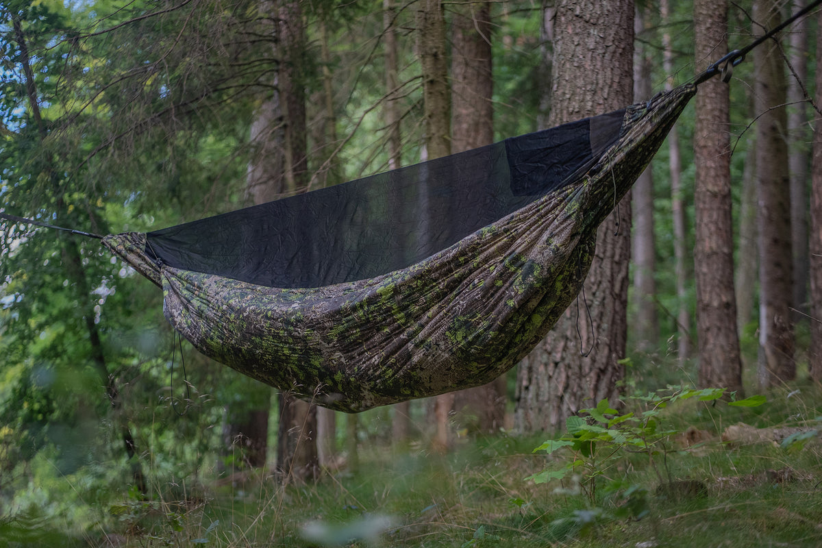 LESOVIK OTUL Light FARBA F2.1 Underquilt an einer Hängematte im Wald