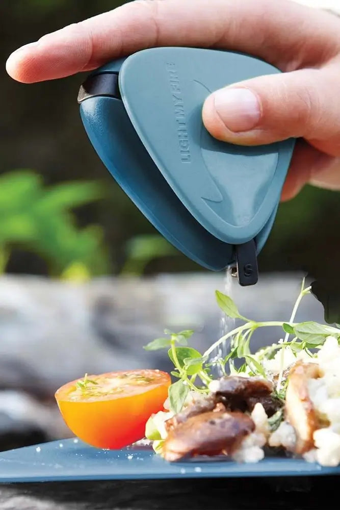 Light My Fire Salt & Pepper Plus Bio beim Camping-Kochen – praktischer Gewürzstreuer für Outdoor-Küche.
