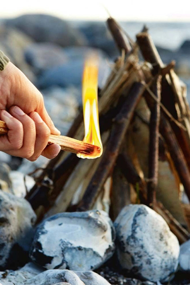 Ein MayaStick wird angezündet und zeigt die schnelle, kräftige Flammenbildung der natürlichen Feueranzünder.