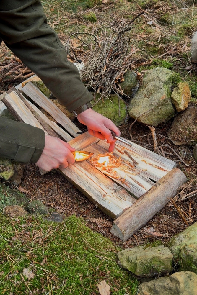 Light My Fire TinderStick wird entzündet – natürlicher Feuerstart