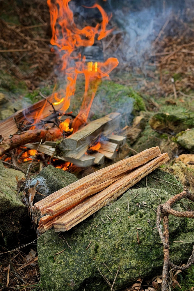 Light My Fire TinderSticks vor einem Lagerfeuer im Bushcraft-Setting