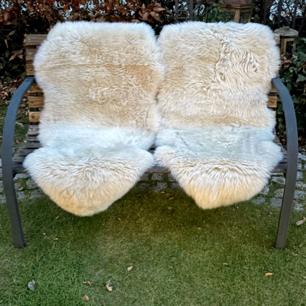 Zwei Campingstuehle mit Merino Schaffellen von Fritz und Frei im Garten