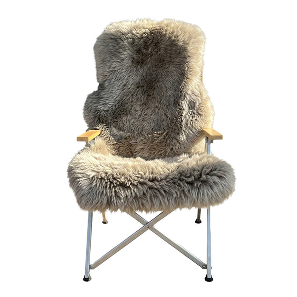 Merino Schaffell Größe L mit 140 x 68 cm über der Lehne eines Campingstuhls