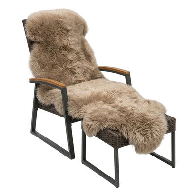 Merino Schaffell XL auf einem Sessel mit Fußablage