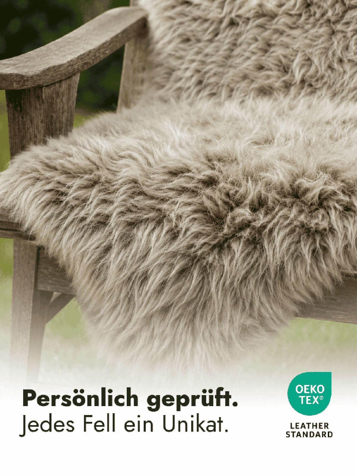 Merino Schaffell in Taupe auf einer Holzbank, daneben das OEKO-TEX LEATHER STANDARD Zeichen