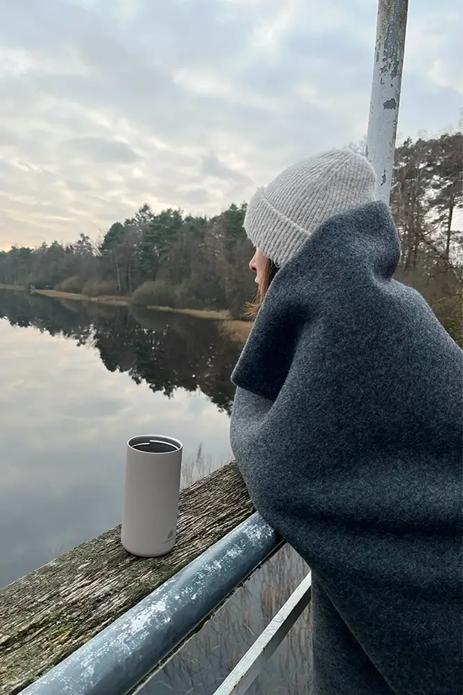 Graue Merino-Wolldecke beim Vanlife & Camping – wärmend, kuschelig und natürlich von Fritz & Frei.