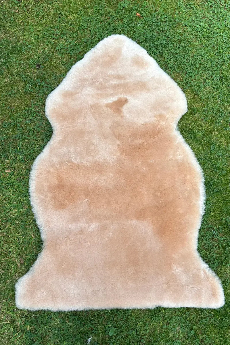 Merinofell Hundedecke beige weiche Merino Liegedecke fuer Hunde fuer draussen und zuhause Fritz und Frei