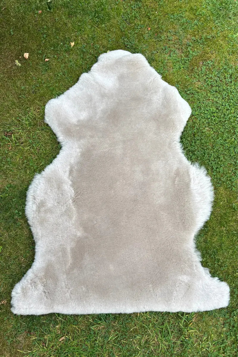 Merinofell Hundedecke platingrau Merino Liegedecke fuer Hunde Outdoor geeignet Fritz und Frei