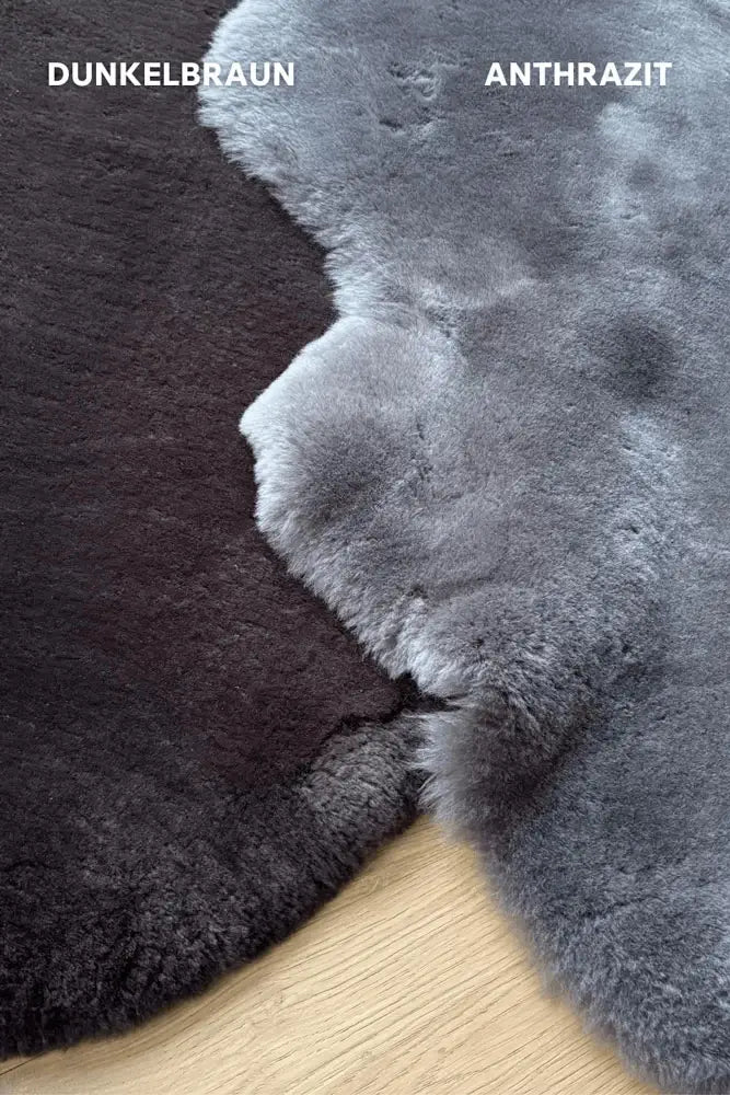 Merinofell Hundeliegedecken in Anthrazit und Braun – Farbvergleich der natürlichen Merino-Felle als Hundedecke für Sofa, Van oder Outdoor – Fritz & Frei