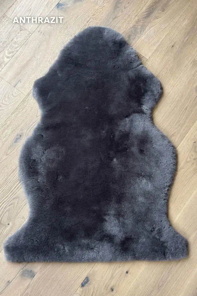 Merinofell Hundeliegedecke in Anthrazit – Nahaufnahme der Fellstruktur für hochwertige Hundedecke aus Merino-Fell – Fritz & Frei