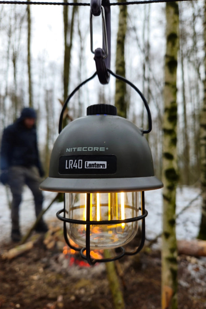 Nitecore LR40 Outdoor-Lampe am Lagerfeuer – stimmungsvolle Beleuchtung beim Campen.