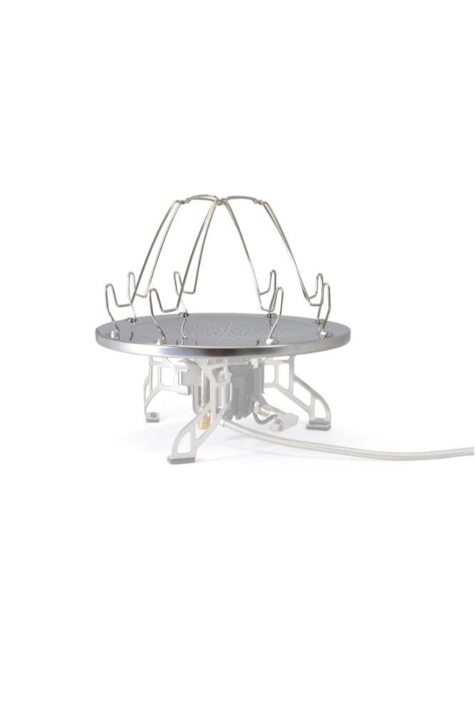 Freigestelltes Bild des aufgebauten Campingtoasters aus Edelstahl. Stabil und sofort einsatzbereit für Outdoor-Küche.