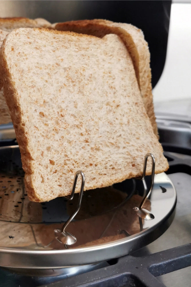 Freigestelltes Produktbild des zusammengeklappten Campingtoasters. Extrem platzsparend und ideal für minimalistisches Packen.