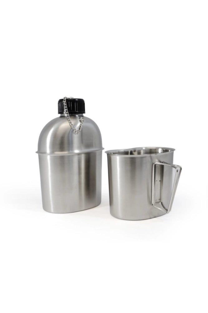 „Origin Outdoors Feldflasche mit Edelstahl Becher freigestellt – Bushcraft und Outdoor Set“