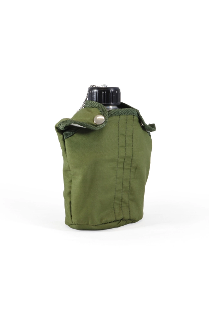 „Edelstahl Feldflasche mit Transporttasche freigestellt – Outdoor Trinkflasche für Camping und Bushcraft“
