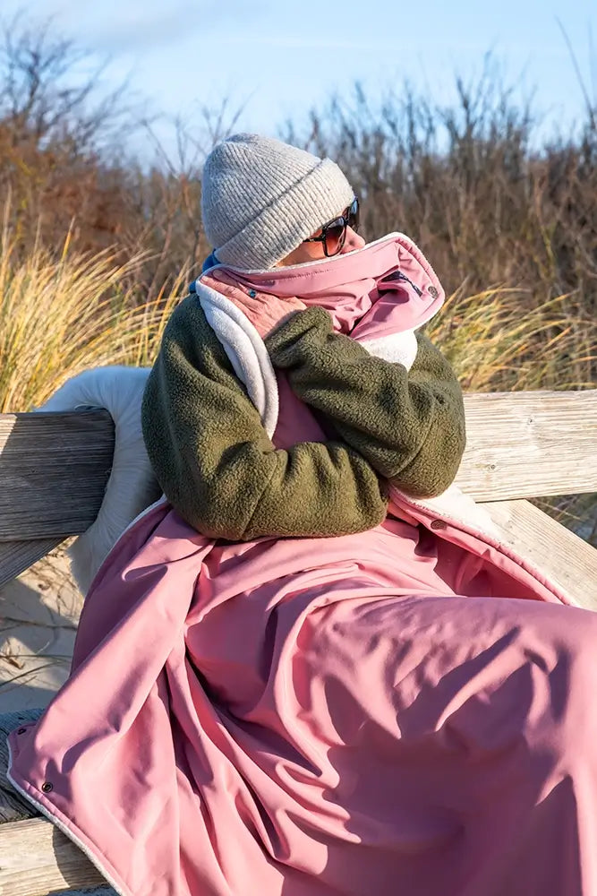 Outdoordecke mit Druckknöpfen als Schlafsack und Cape