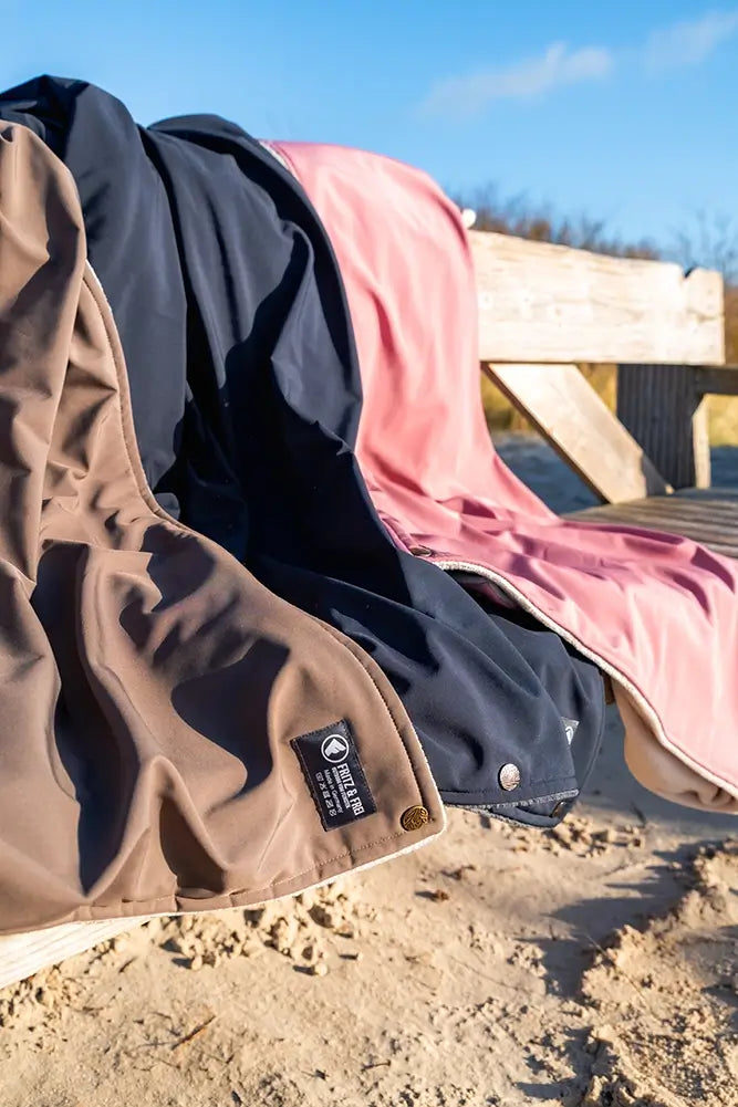 Zweiseitige Outdoordecke mit kuscheliger und wasserabweisender Seite