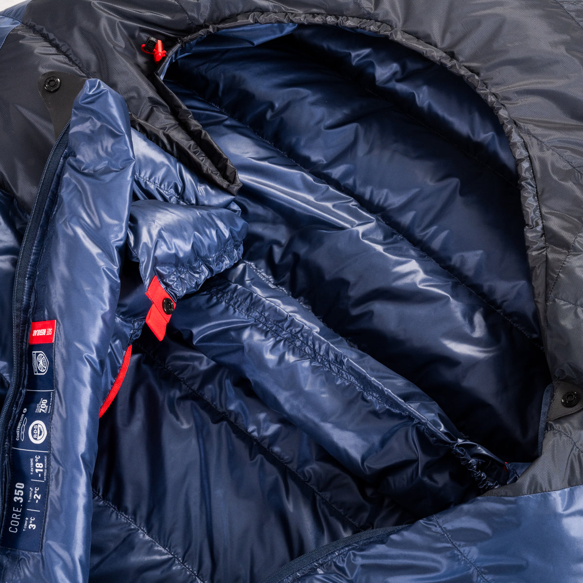 Kopfteil des Pajak Core 350 in Navy mit geöffnetem Wärmekragen