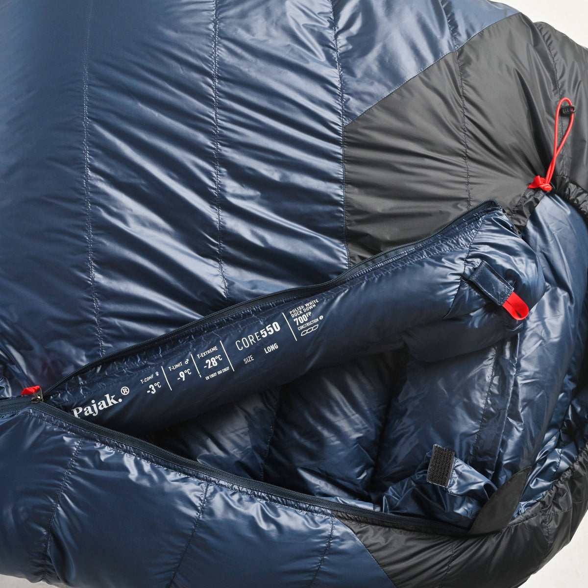 Aufgedruckte Produktdaten auf dem Pajak Core 550 Daunenschlafsack in Navy