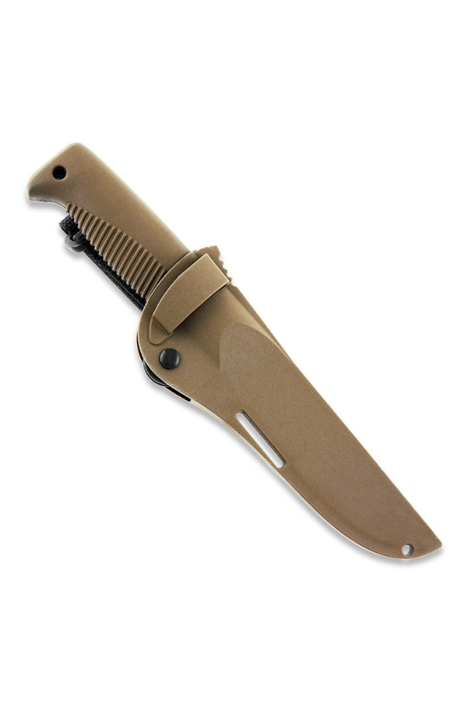 Freisteller des Peltonen M07 Ranger Puukko Messers in der Farbe Coyote mit Scheide. Robustes finnisches Outdoor- und Bushcraftmesser für Camping, Trekking und Revier.