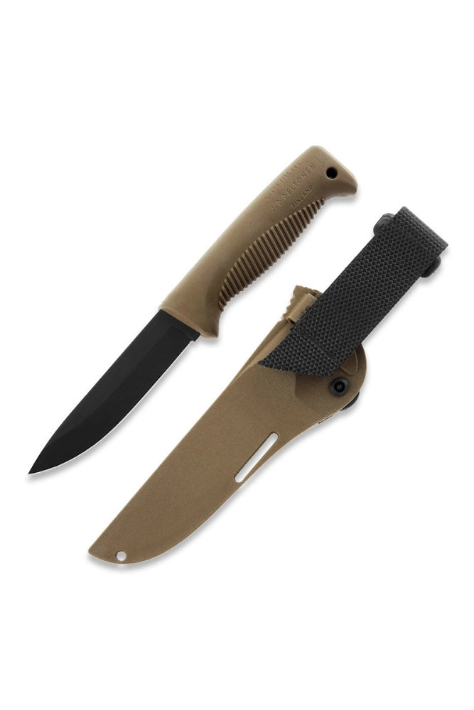 Freisteller des Peltonen M07 Ranger Puukko Messers in Coyote neben der Scheide. Hochwertiges finnisches Outdoormesser für Bushcraft und Abenteuer draußen.