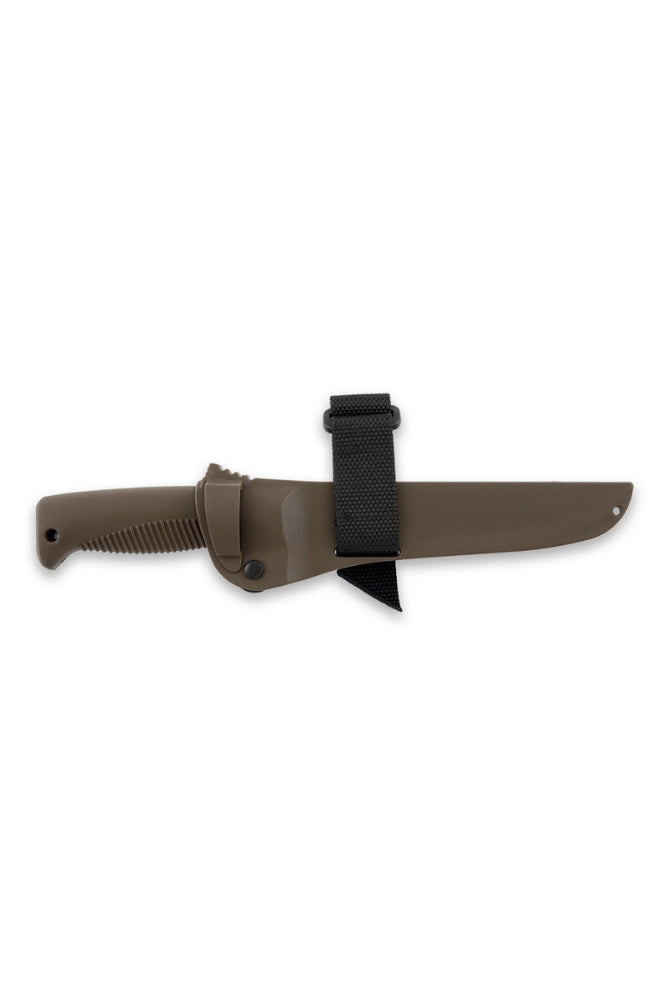Peltonen Ranger M95 Coyote Outdoor Messer aus Finnland freigestellt – langlebiges Einsatzmesser