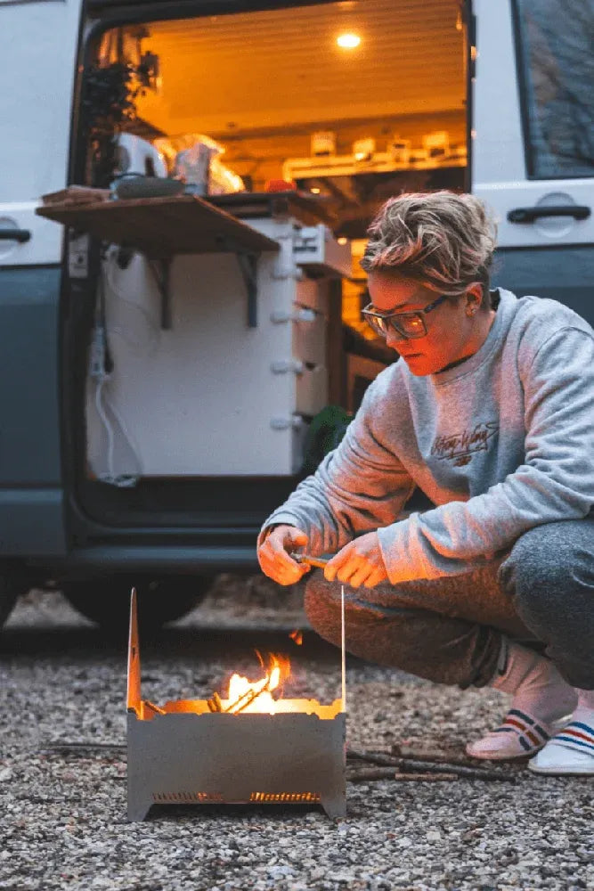 Porsti Original Edelstahl-Grill im Einsatz in der Camping- und Wohnmobil-Küche – kompakter Premium-Grill für Vanlife und Outdoor