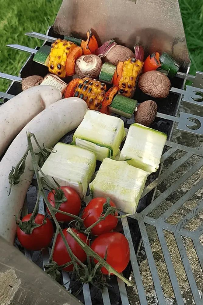 Porsti Original Edelstahl-Grill im Einsatz in der Outdoor-Küche beim BBQ – hochwertiger Premium-Grill für Garten und Camping