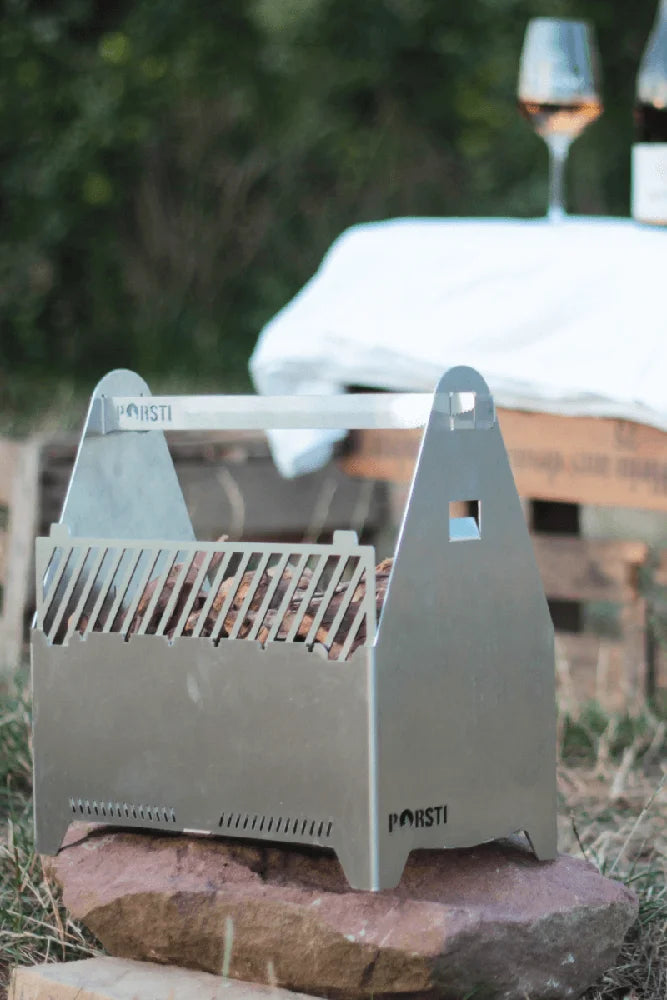 Porsti Original Edelstahl-Grill im Einsatz in der Outdoor-Küche beim Vanlife – kompakter Premium-Grill für unterwegs