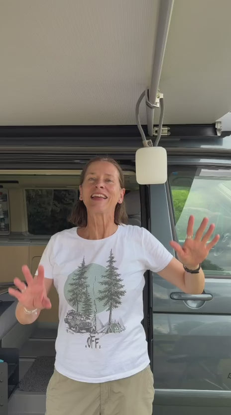 Campo Libre Leni Campinglampe mit Akku wird an der Markise eines Campingbusses aufgehängt, drei Lichtstufen