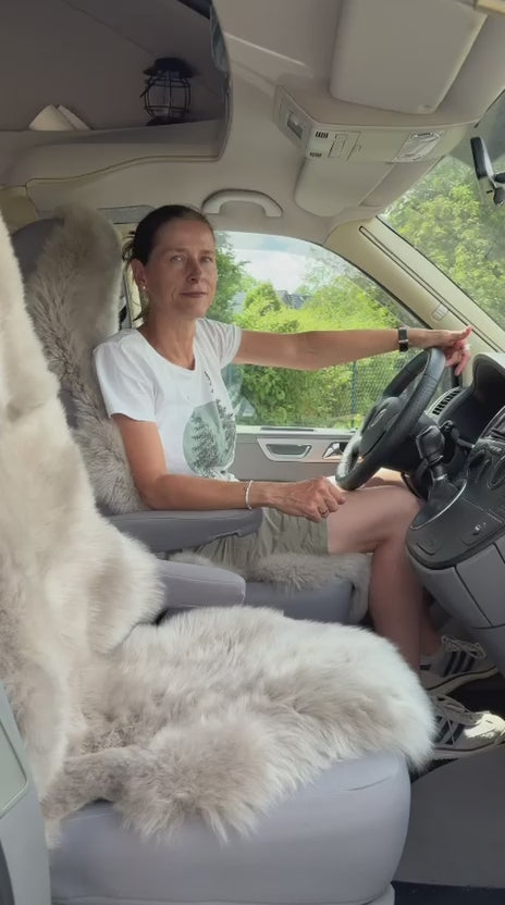 Merino-Schaffell von Fritz & Frei als Sitzauflage auf Fahrer- und Beifahrersitz im Campingbus
