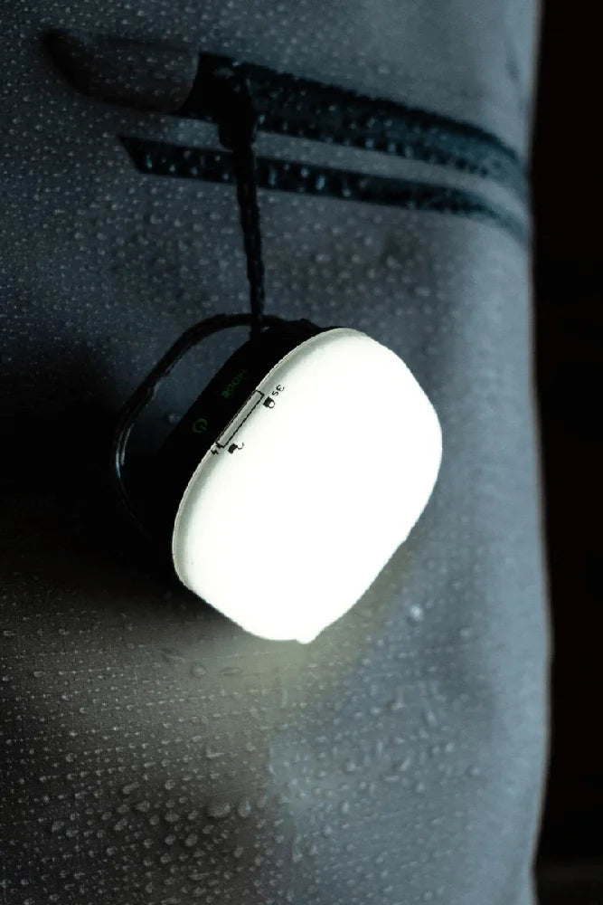 Primus Campinglampe Glow Recharge beim Camping im Bulli T5 fuer warmes Licht im Outdoor Einsatz