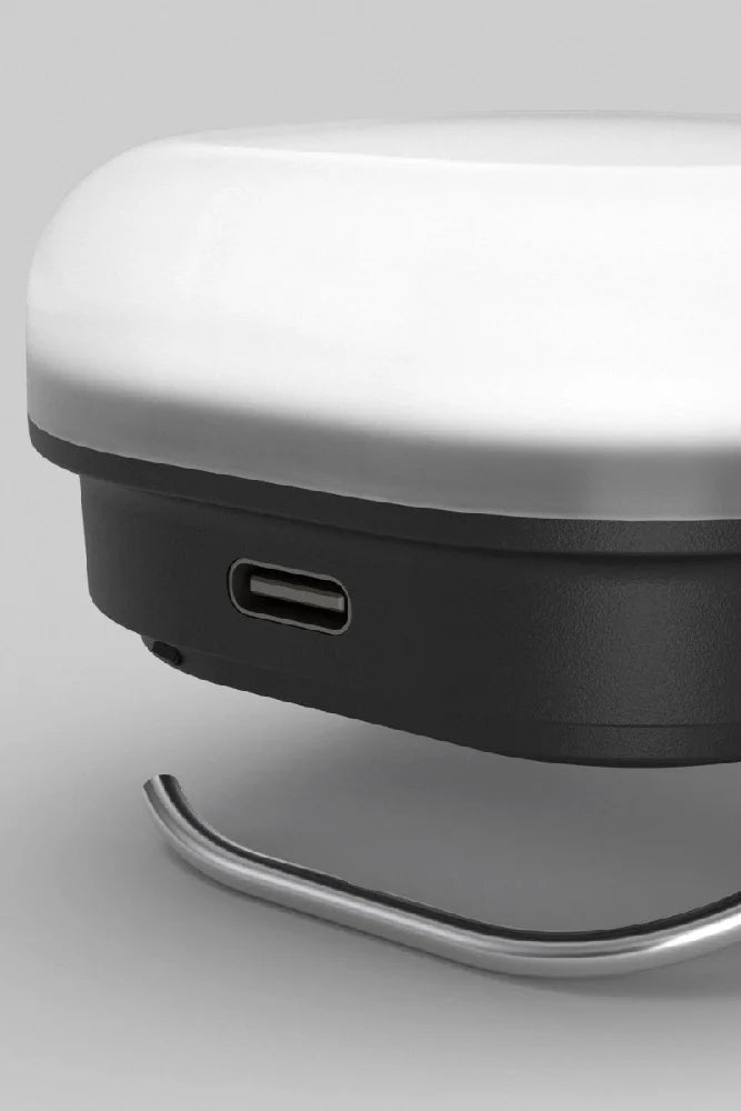 Primus Campinglampe Glow Recharge mit USB C Anschluss in edler Ansicht fuer Outdoor Camping und Vanlife