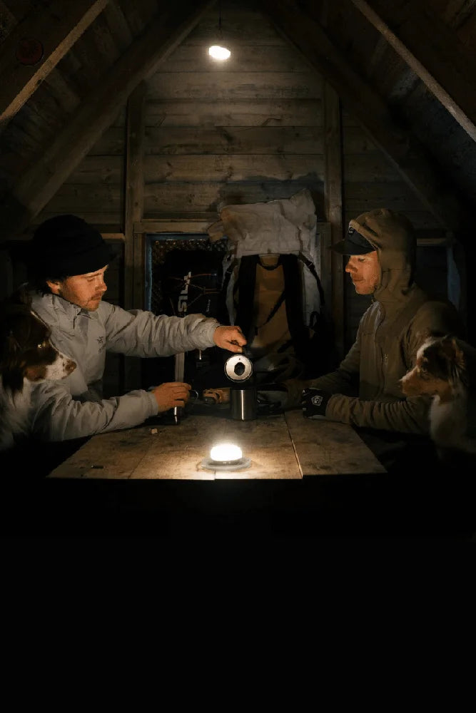 Primus Glow Recharge Campinglampe auf Campingplatz im Outdoor Einsatz mit warmem Licht