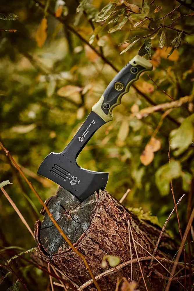 Puma XP Packable Hatchet in einer Outdoor Szene beim Camping und Bushcraft
