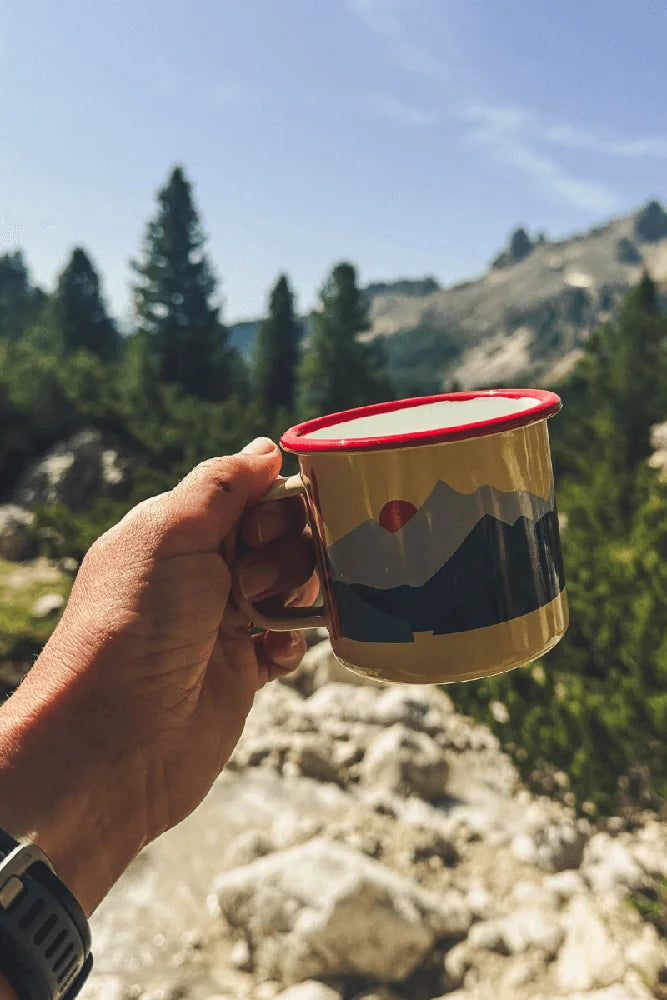 Emaille-Tasse von Roadtyping mit Bergmotiv im Outdoor-Einsatz beim Wandern in der Natur