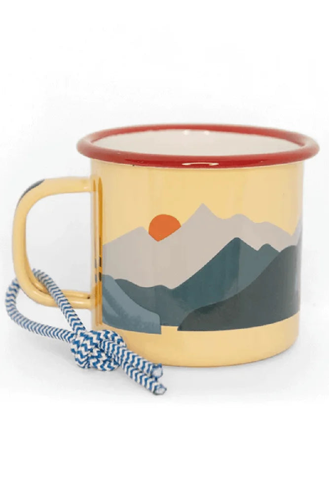 Roadtyping Emaille-Tasse mit Bergmotiv, robuste Camping-Tasse aus Emaille, Outdoor Becher für Wanderer und Abenteurer, freigestellt auf Weiß