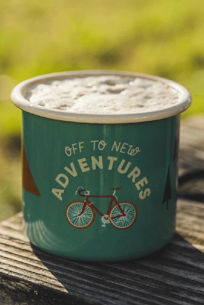 Roadtyping Emaille Tasse Bike im Vanlife und Bikepacking Einsatz beim Outdoor Camping