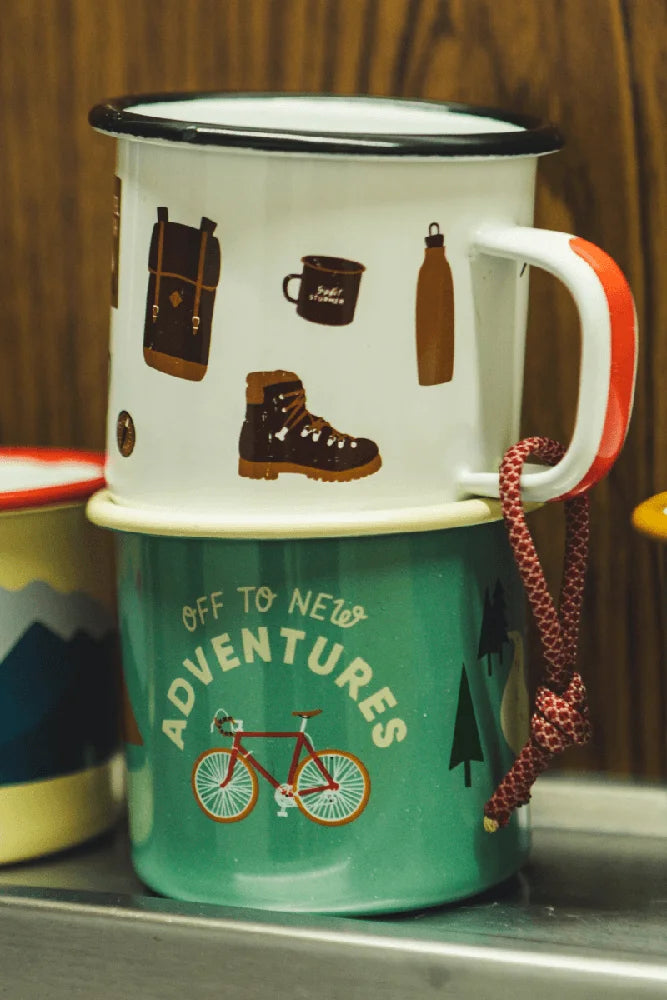 Roadtyping Emaille Tasse Bike im Einsatz beim Wandern und Picknick Outdoor