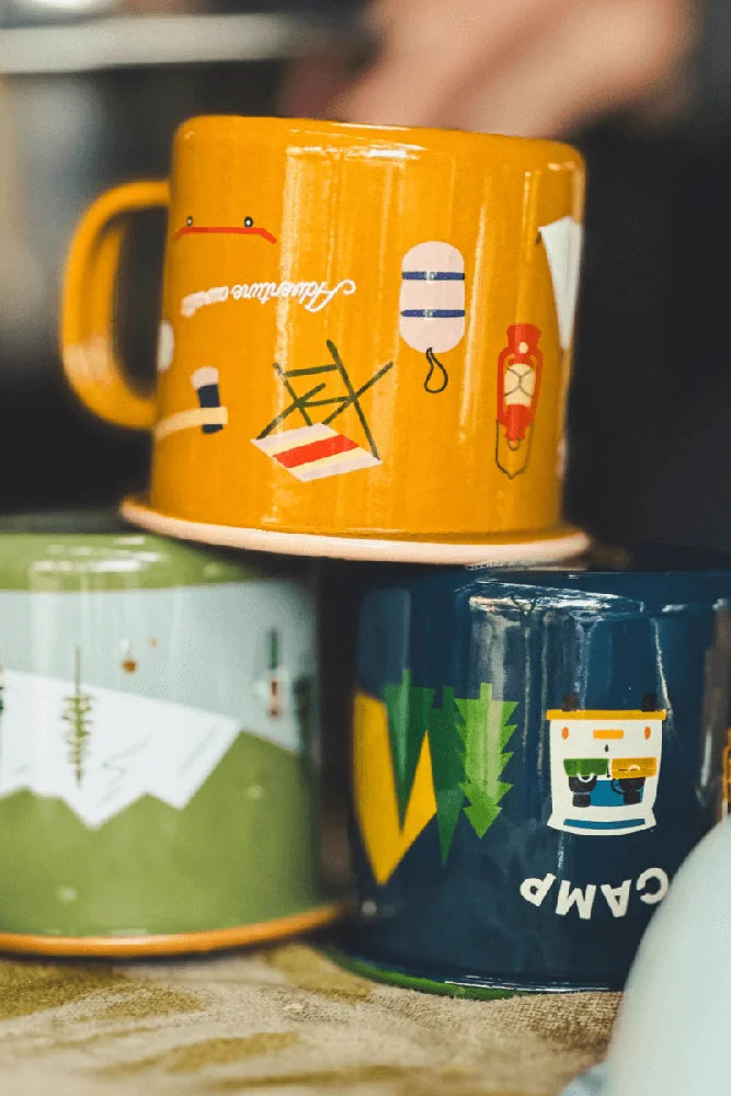 Roadtyping Emaille Tasse Camp Stuff mit Detailaufnahme des Emaille Materials fuer Camping und Outdoor