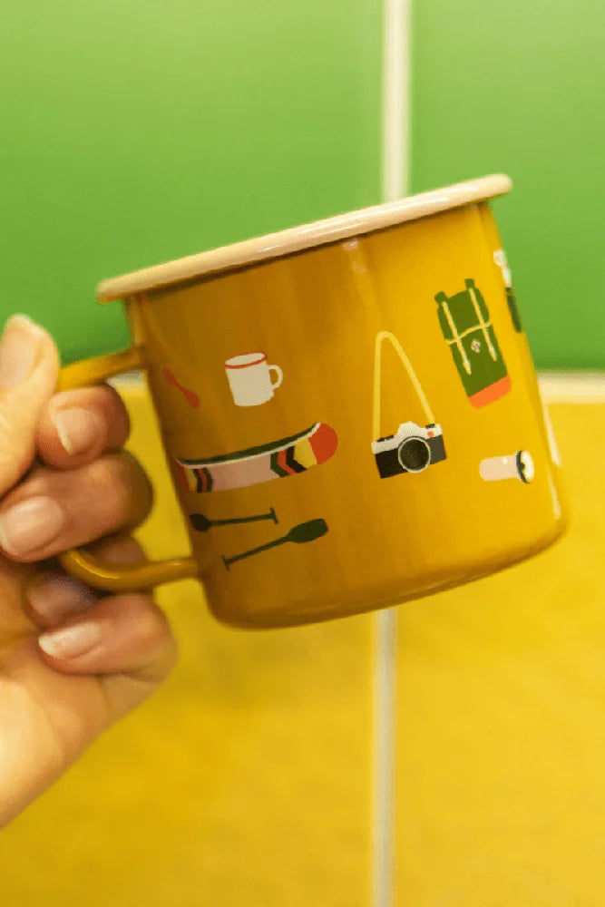 Roadtyping Emaille Tasse Camp Stuff mit Detailmotiv Camping im Outdoor und Vanlife Einsatz
