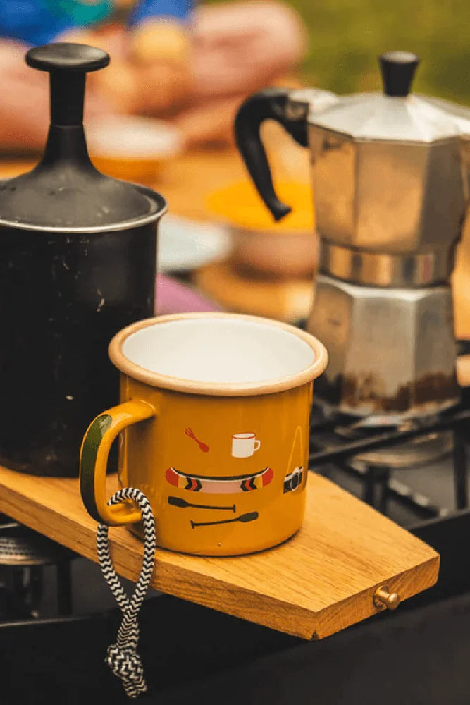 Roadtyping Emaille Tasse Camp Stuff im Outdoor Einsatz beim Fruehstueck beim Camping und Vanlife