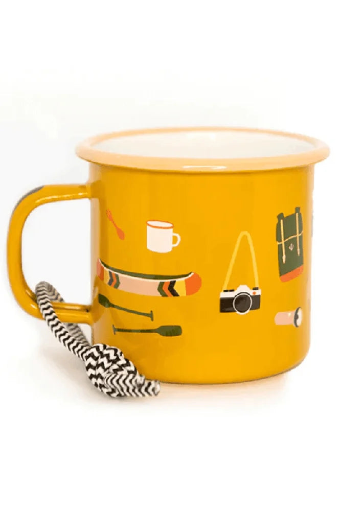 Roadtyping Emaille Tasse Camp Stuff als Freisteller fuer Camping und Vanlife