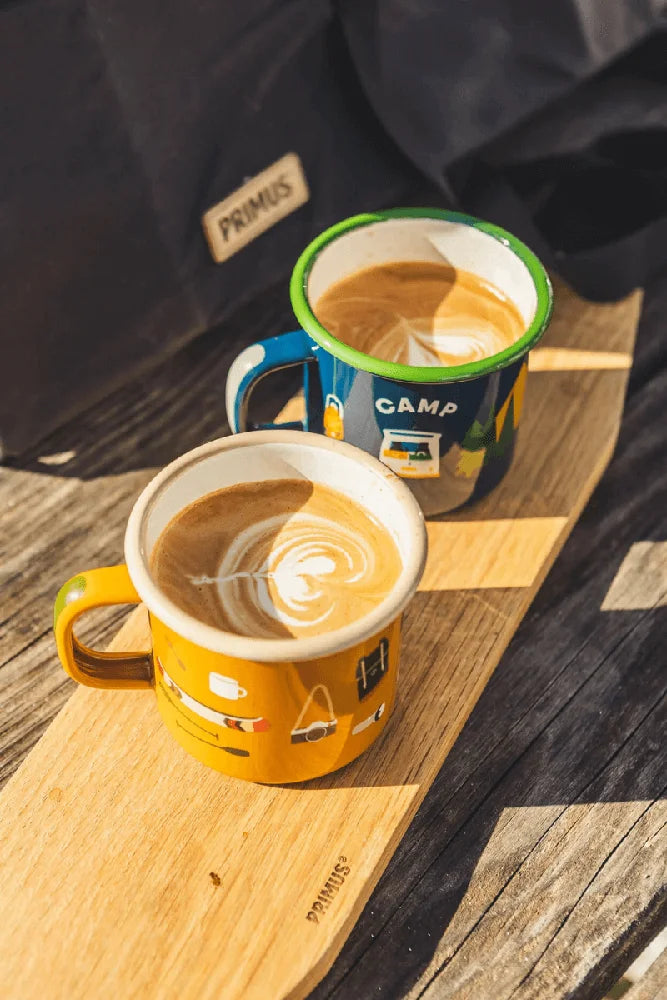 Roadtyping Emaille Tasse Camp Vibes im Outdoor Camping Einsatz