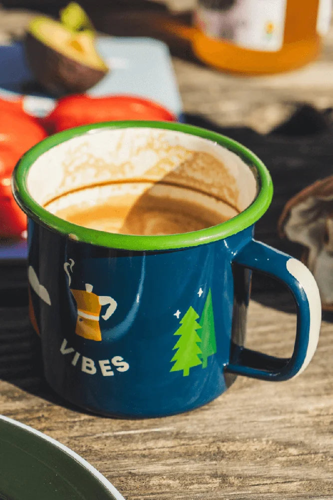 Roadtyping Emaille Tasse Camp Vibes im Vanlife Einsatz beim Picknick und Outdoor Camping