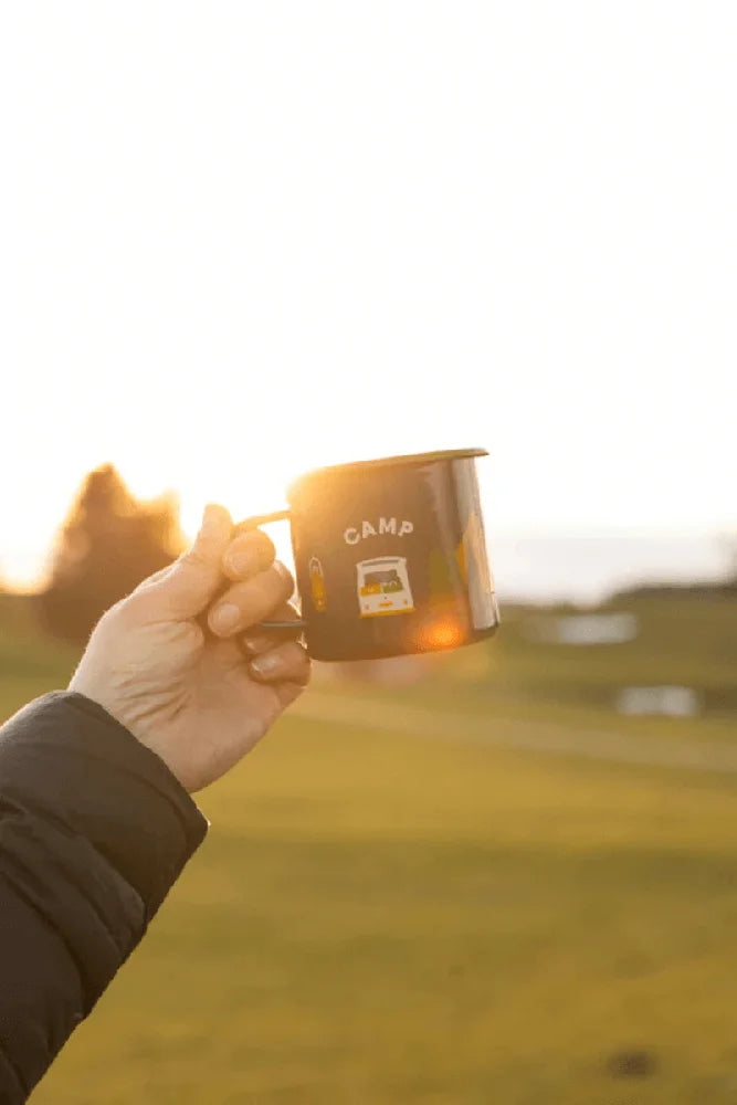 Roadtyping Emaille Tasse Camp Vibes im Einsatz beim Wandern, Hiking und Backpacking Outdoor